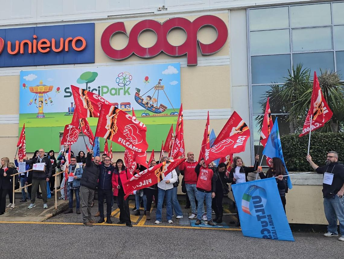 Coop a rischio chiusura a Pomezia, grande adesione allo sciopero