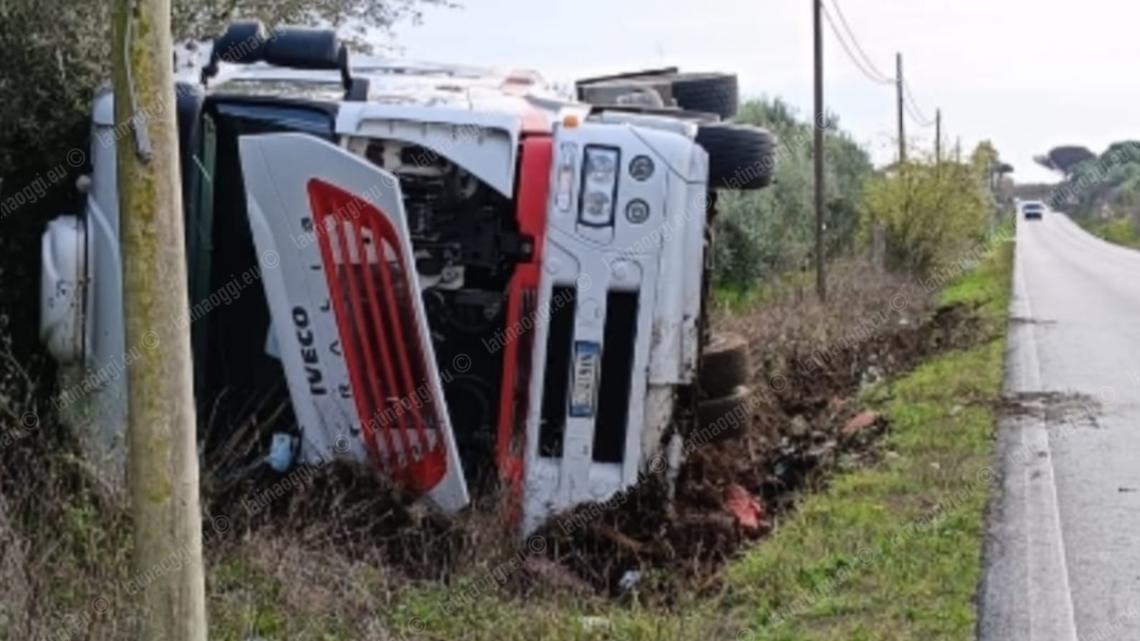 Autoarticolato esce di strada e si ribalta sulla Cisterna Campoleone