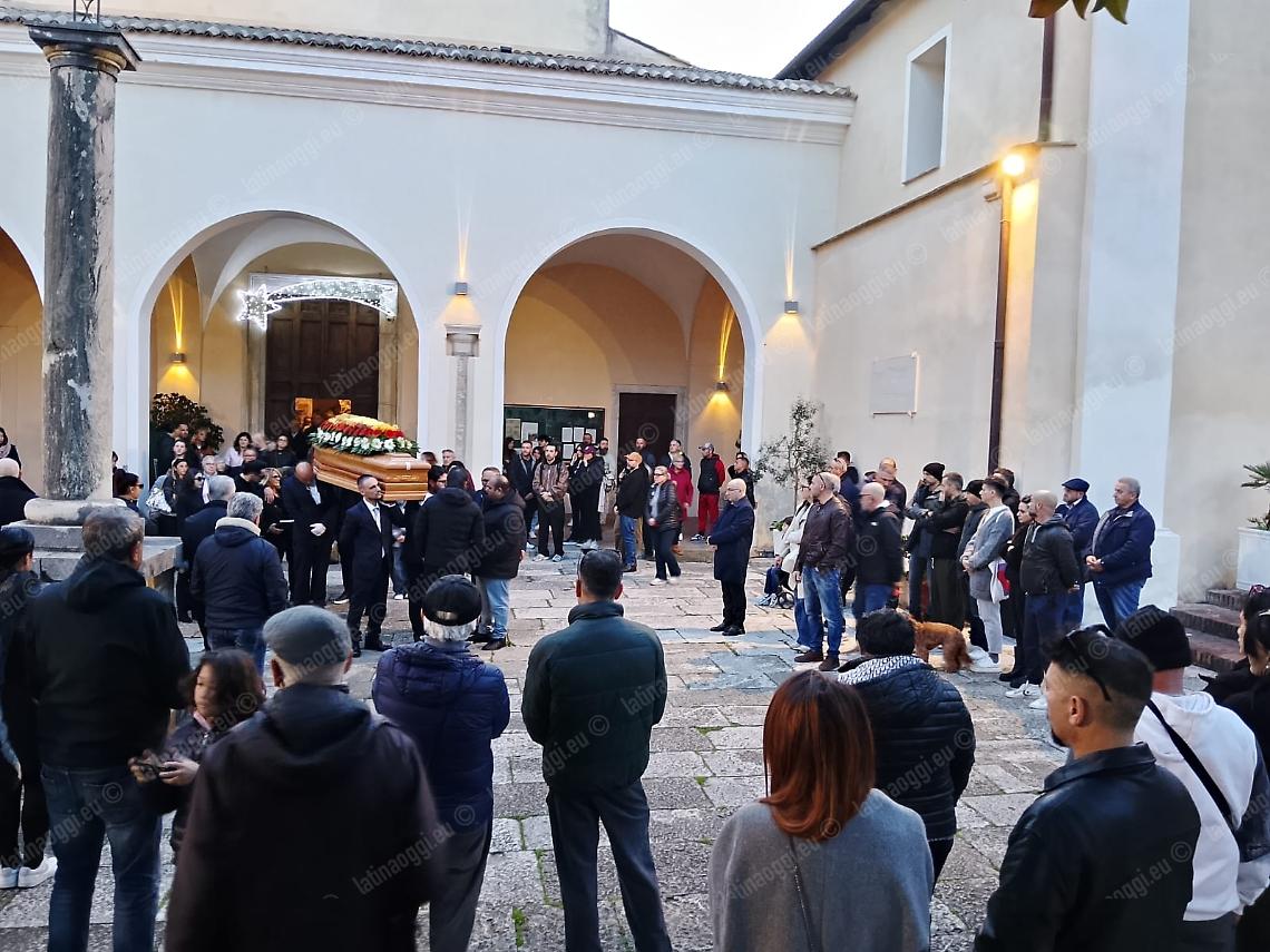 Una folla per i funerali di Francesco Valeriano a Formia