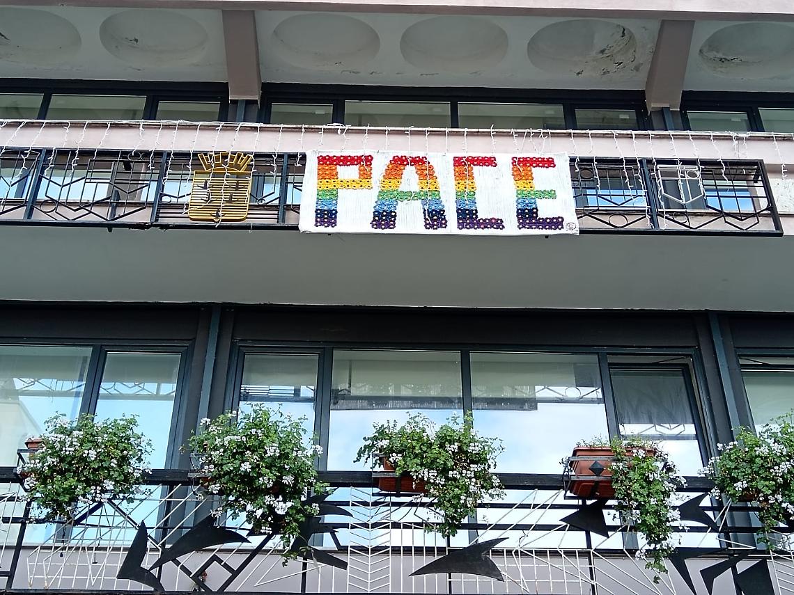 Aprilia in festa, la bandiera della pace sventola sul Comune