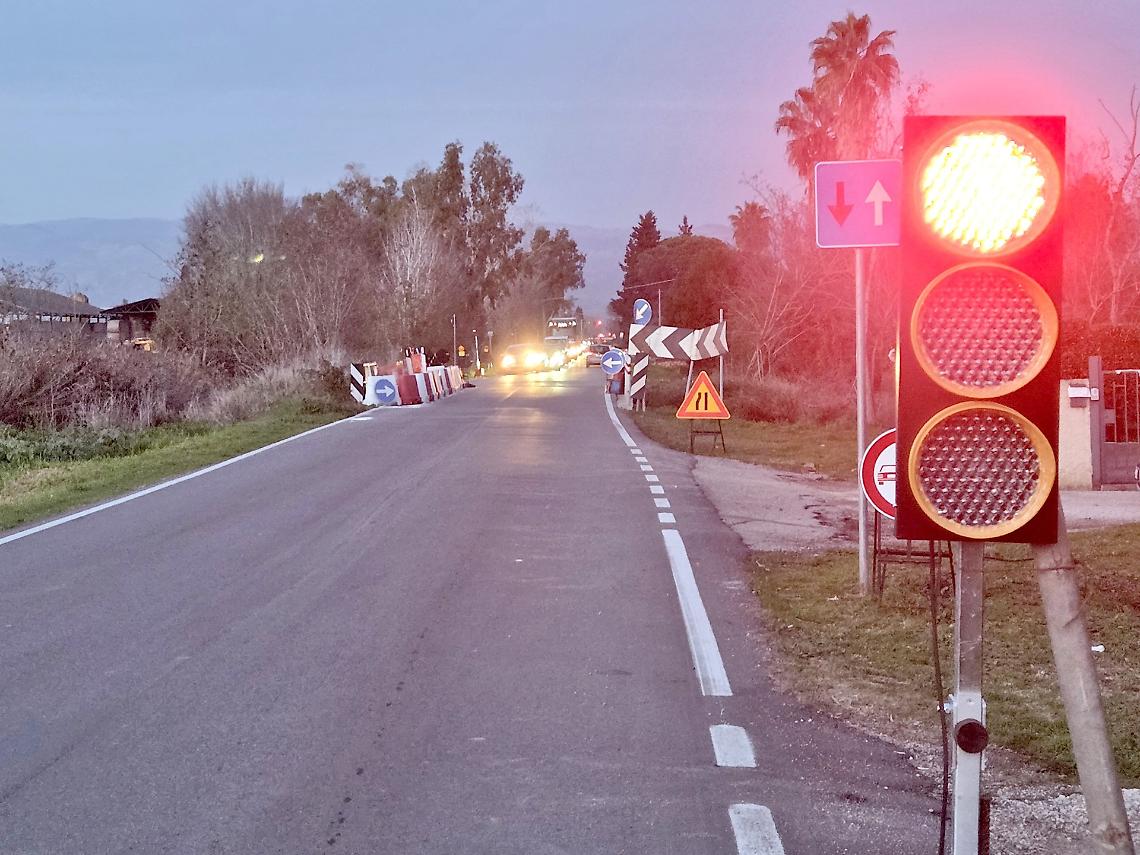 Dopo l'incidente frontale arriva il semaforo sul ponte danneggiato