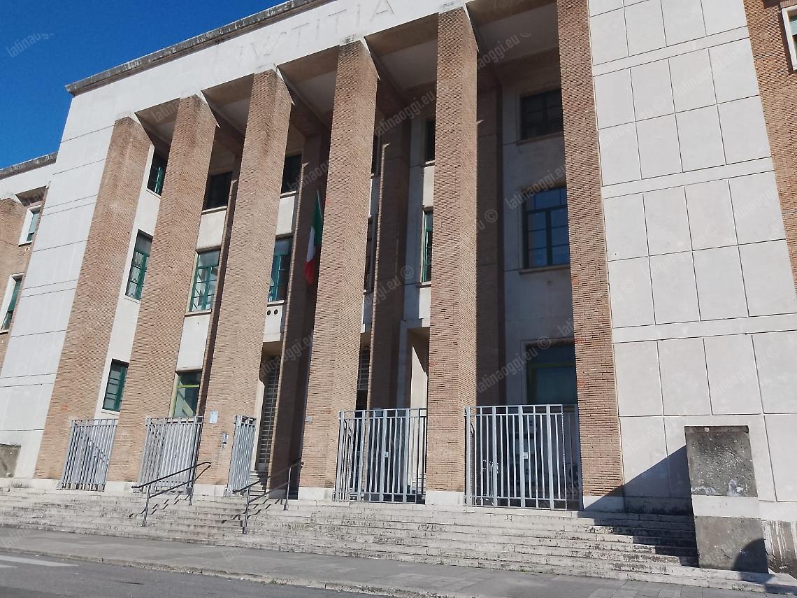 Ricatta la ex e diffonde foto intime su Messenger, condannato