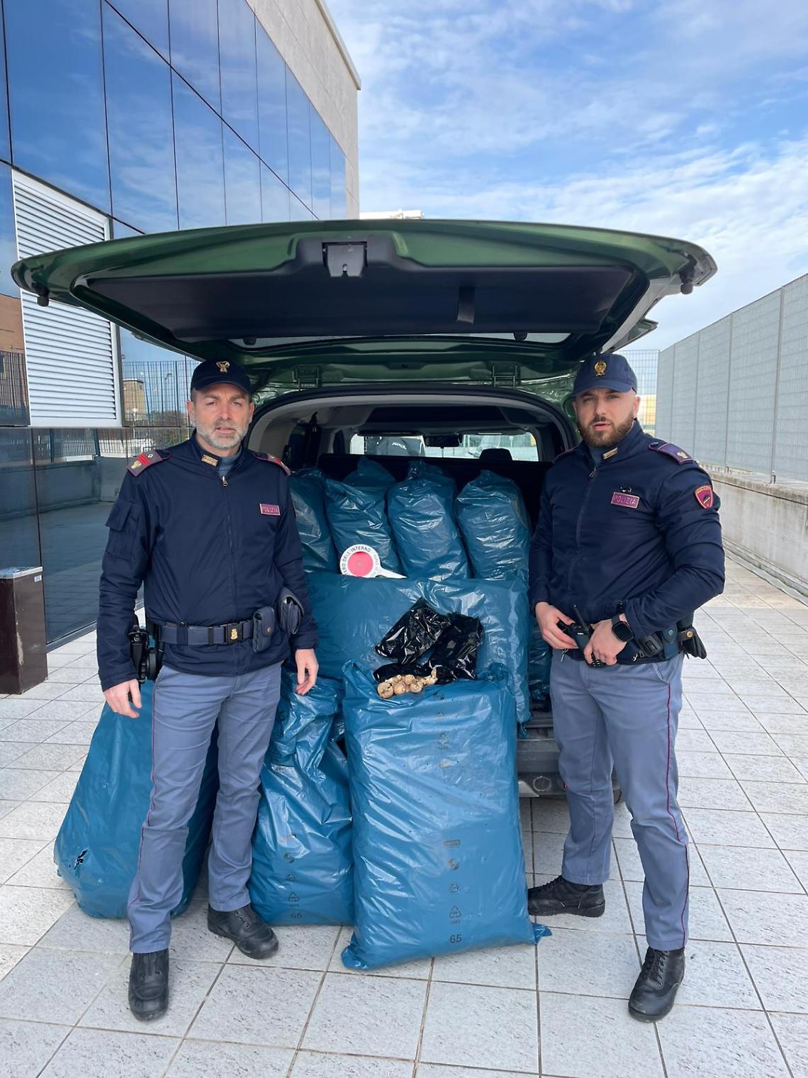 Aprilia, maxi sequestro di oppio sulla Pontina: oltre 50 chili di bulbi di papavero in auto