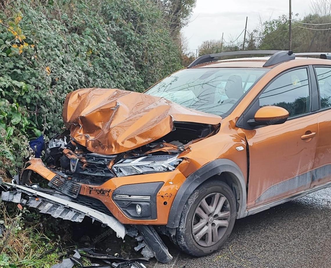 Aprilia, incidente tra due auto in via Cisternense: ferita una ragazza 