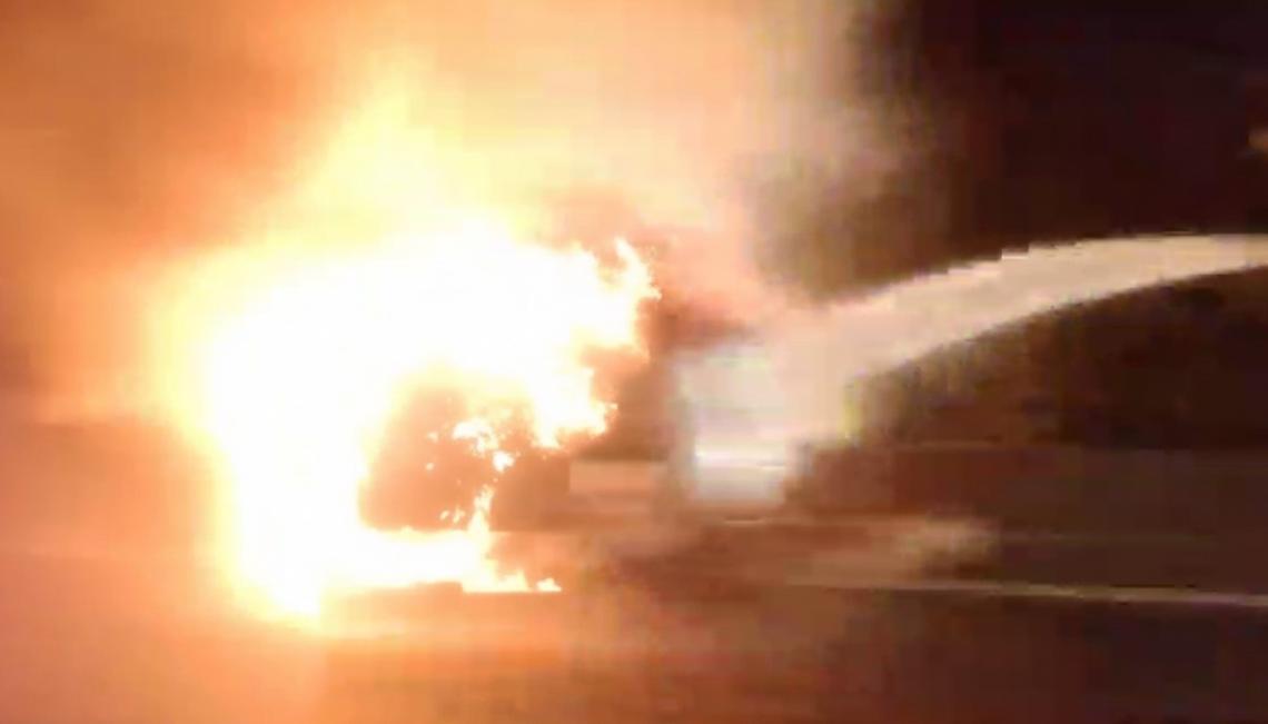 Auto in fiamme, attimi di paura sulla Pontina