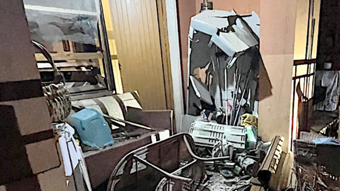 Nuovo attentato esplosivo, bomba devasta l'ingresso di una casa