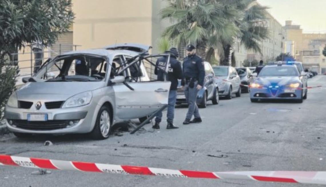 Bomba nell'auto, primi interrogatori in cerca di un movente
