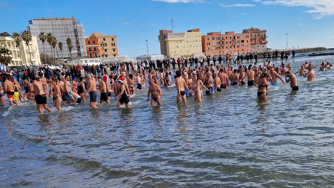 Bagno di Capodanno, record di partecipanti: in 252 sfidano il freddo