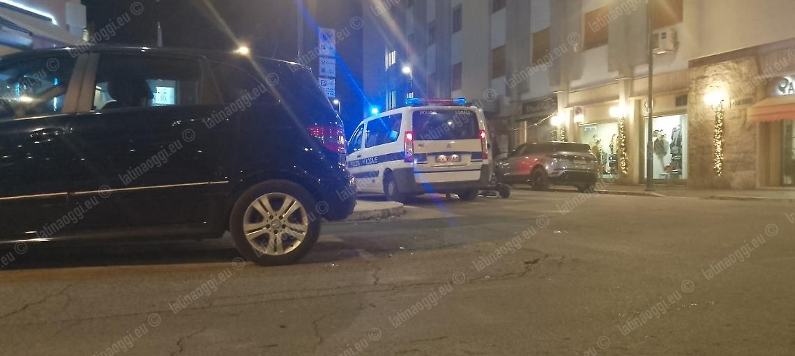 Incidente in centro a Latina, ferito giovane in monopattino