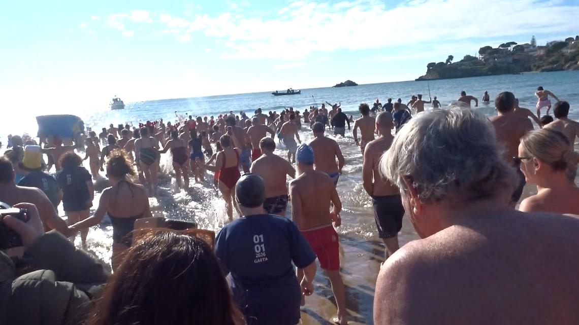Capodanno in mare, Serapo e Formia non tradiscono: centinaia di tuffi sotto il sole