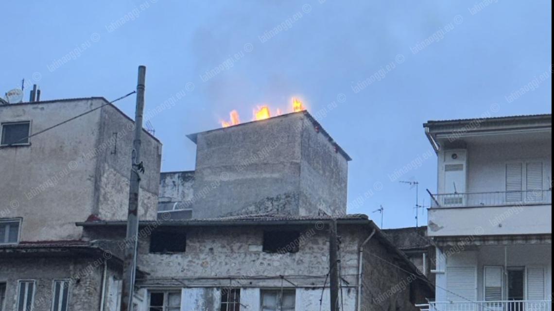 Incendio a Itri, paura all&rsquo;alba in Corso Appio Claudio: evitata la tragedia