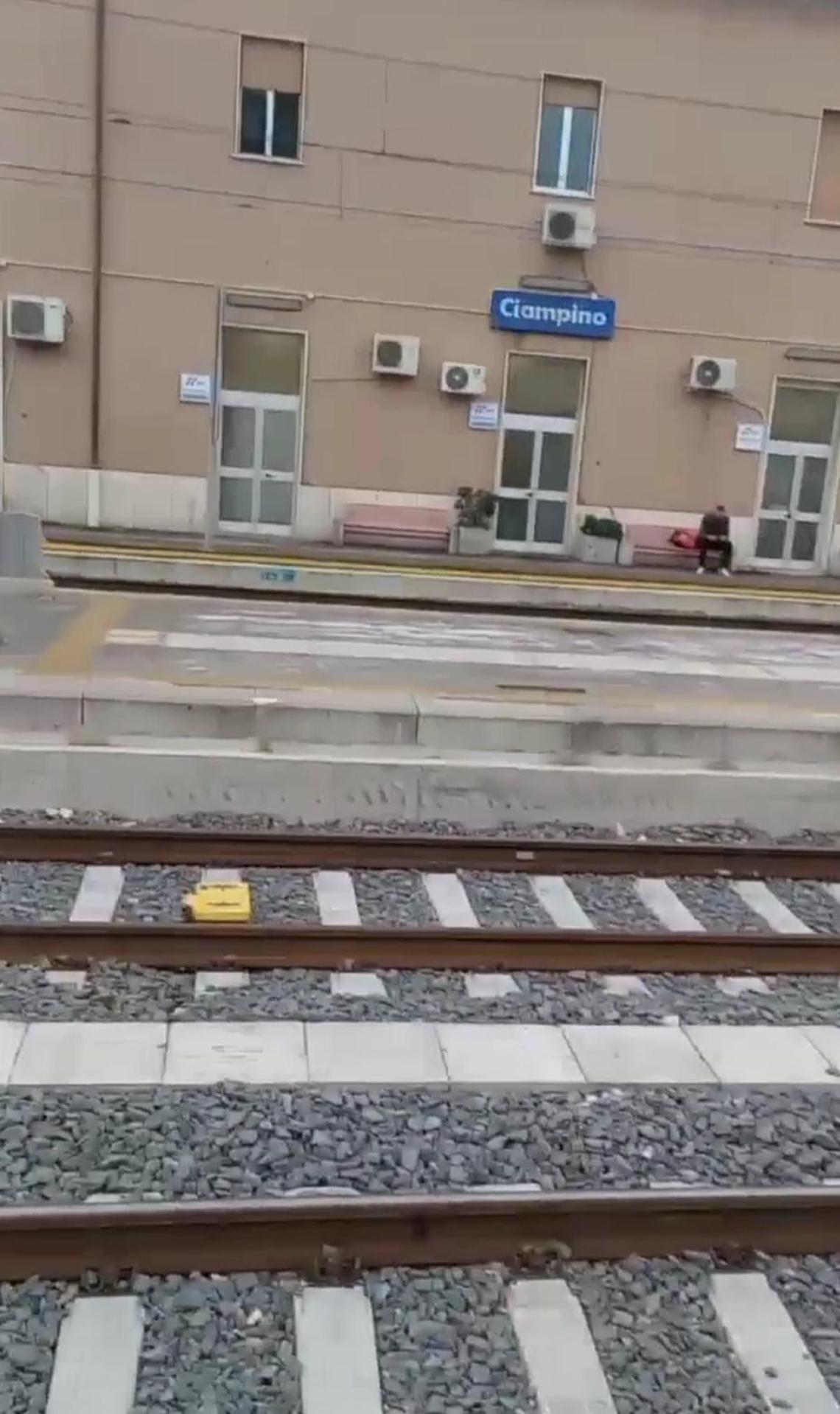 Disagi treni Roma-Velletri: binari allagati a Ciampino, linea sospesa