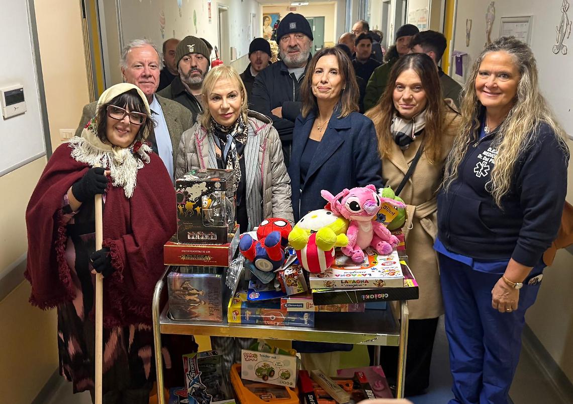 La Curva Nord della Lazio porta i doni della Befana ai bambini del Goretti