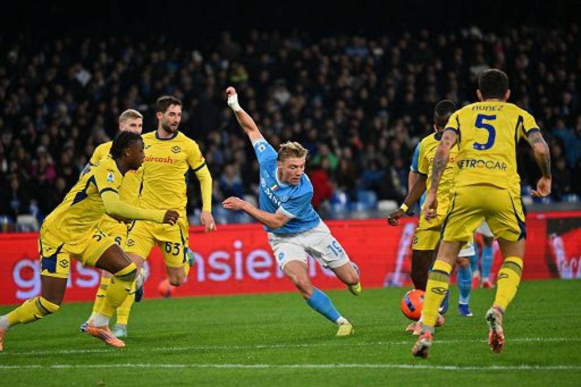 Napoli da 0-2 a 2-2, ma il Verona, in pieno recupero, si divora con Giovane la vittoria