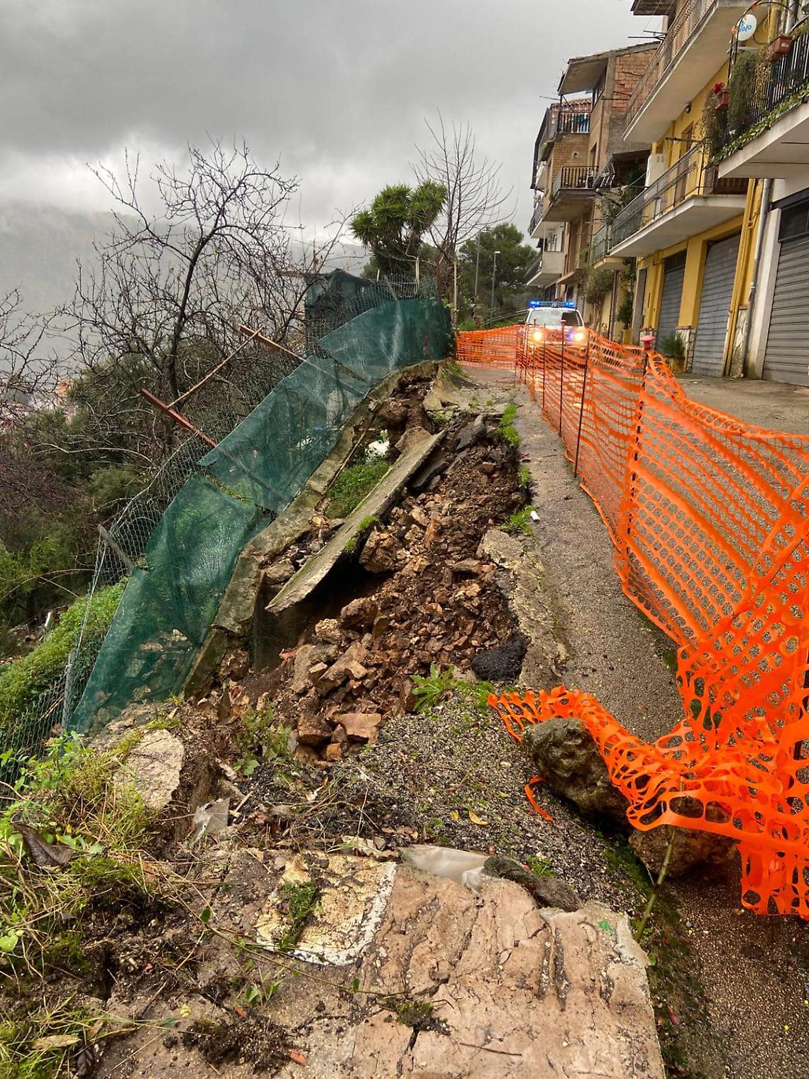 Crolla il piano stradale, chiuso un tratto di via dei Pini