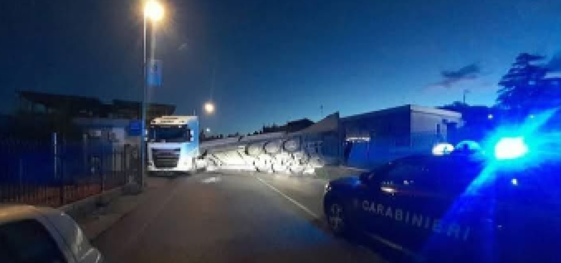 Autoarticolato si ribalta sulla Nettunense: strada chiusa per sei ore a Campoleone