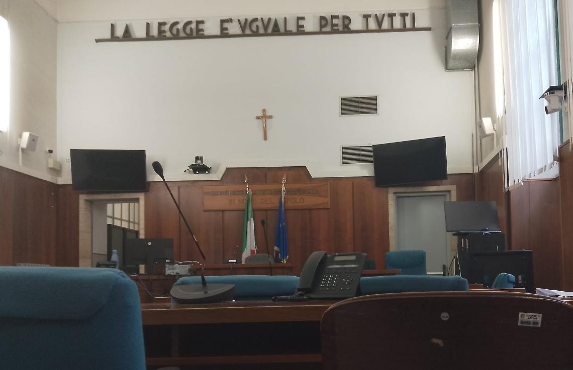 Stalking, lesioni e violenza privata: chieste tre condanne