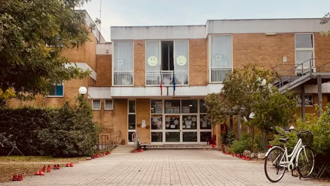 Copiose infiltrazioni d&rsquo;acqua in tre plessi di Terracina, le proteste