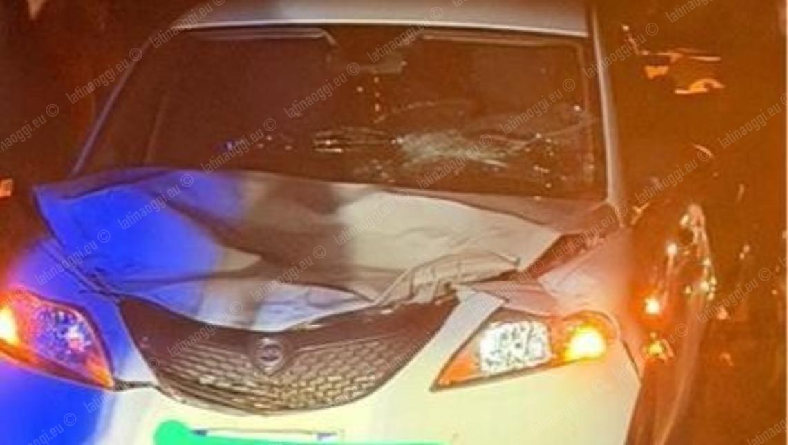 Incidente sulla Ninfina, l'auto si scontra con un toro