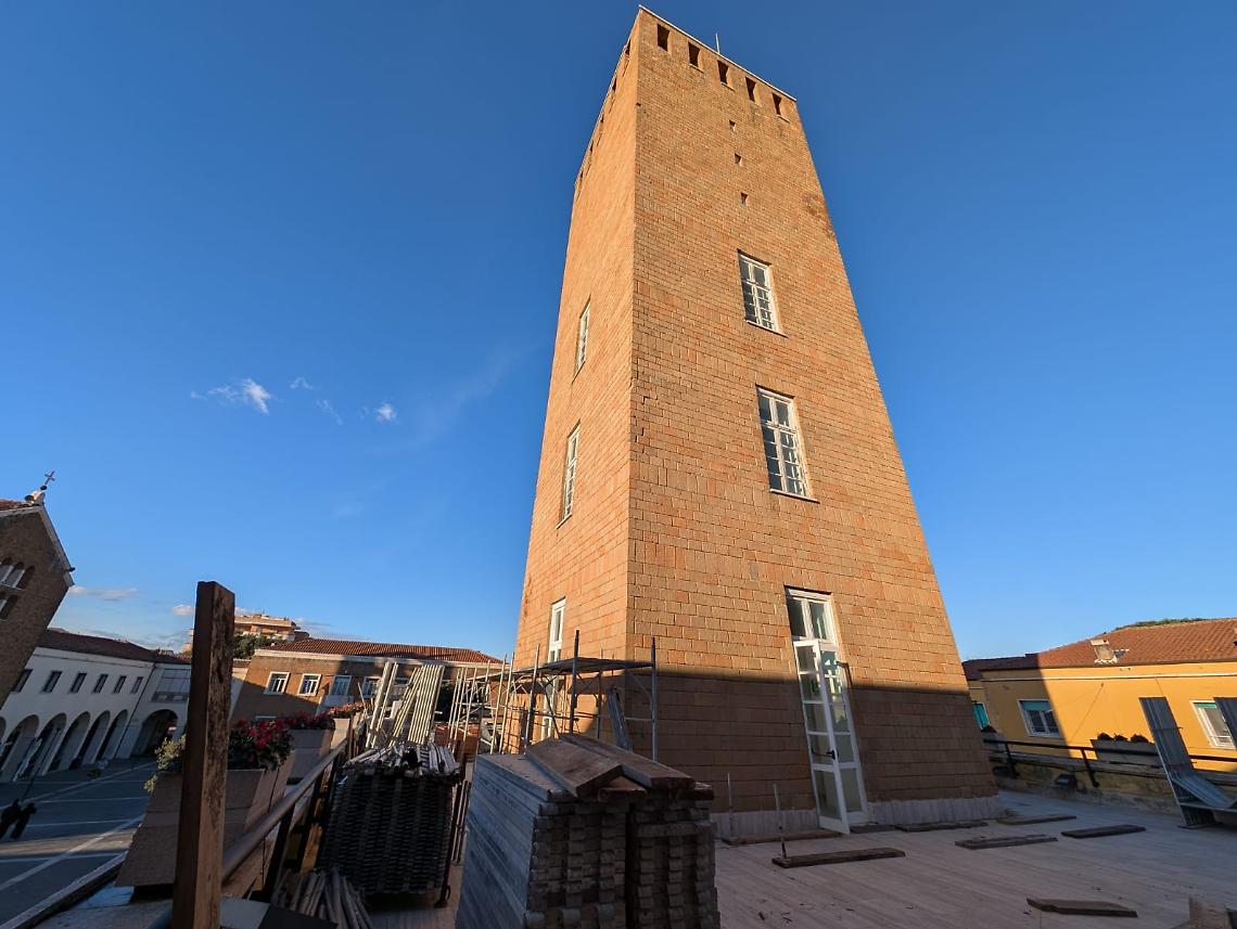 La Torre Civica danneggiata dal maltempo: iniziati lavori di messa in sicurezza
