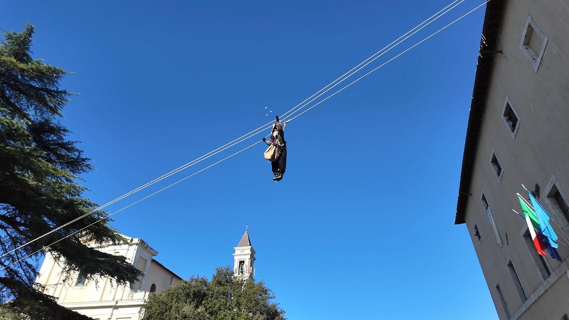 Natale Cisternese 2025, successo per la rassegna: conclusa con la discesa della Befana