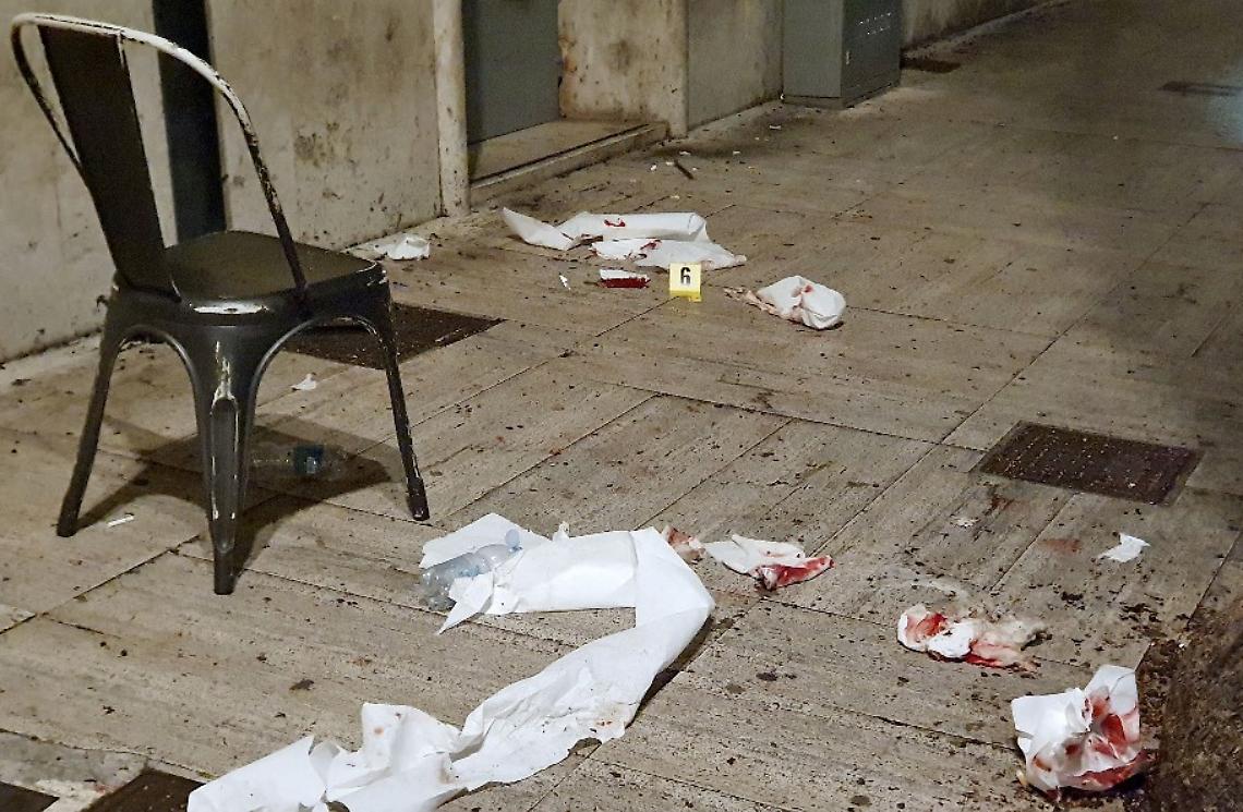 Minori accoltellati in zona pub, la madre di un giovane: mio figlio ha gli incubi