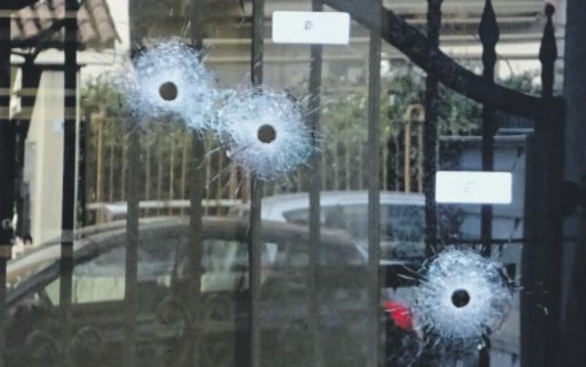 Spari ad Aprilia, sei colpi contro il portone: paura in via Capuana