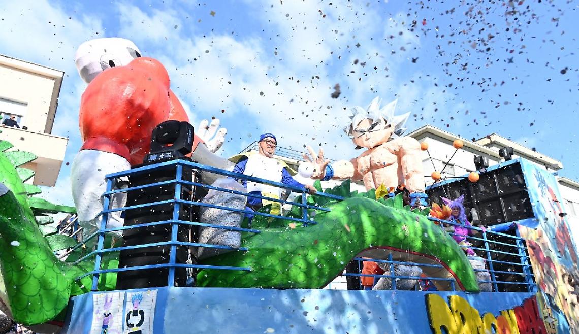 Carnevale torna in piazza: inaugurazione con i carri