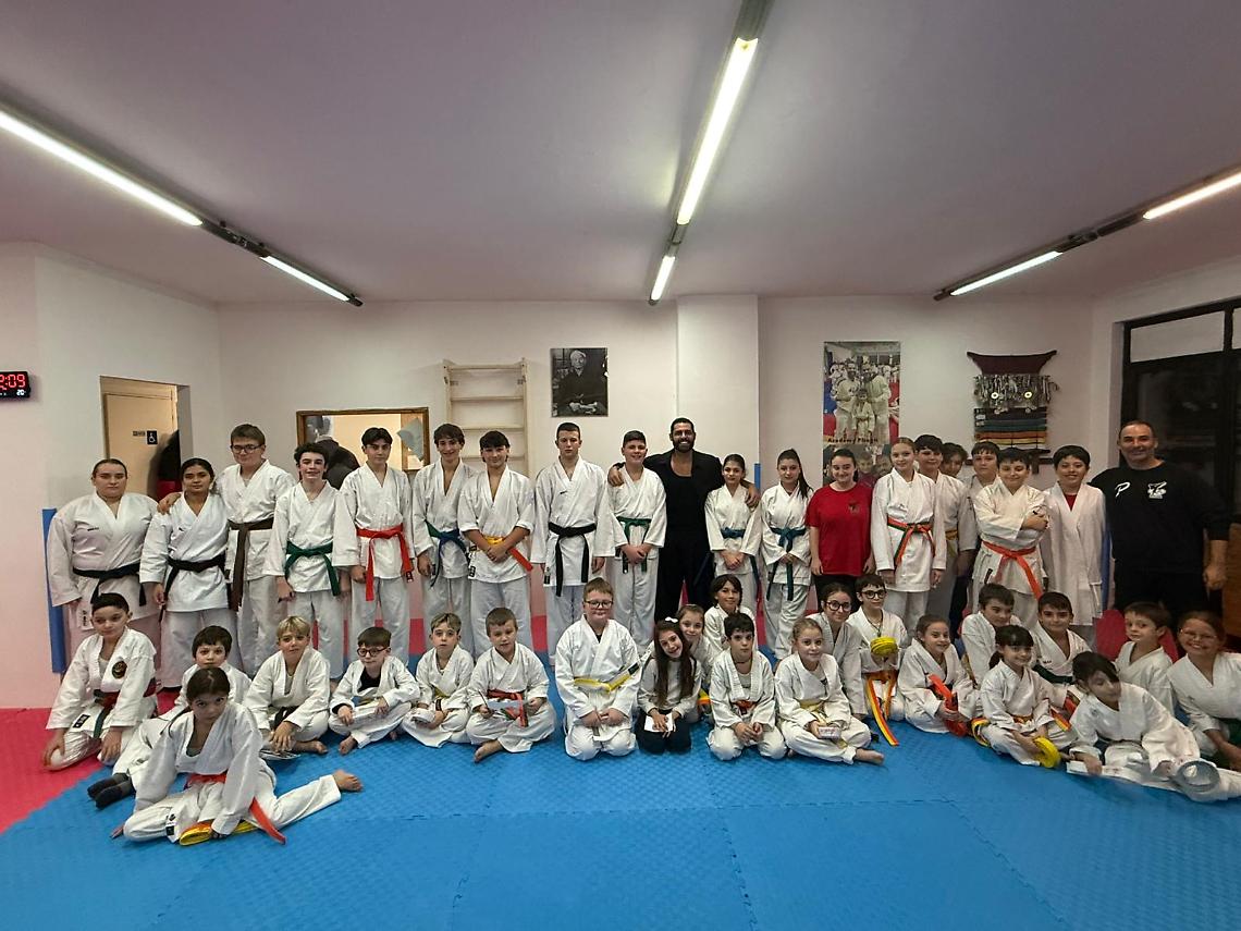 Il campione olimpico Luigi Bus&agrave; in visita ai giovani karateka dell&rsquo;Academy Pisanti di Latina