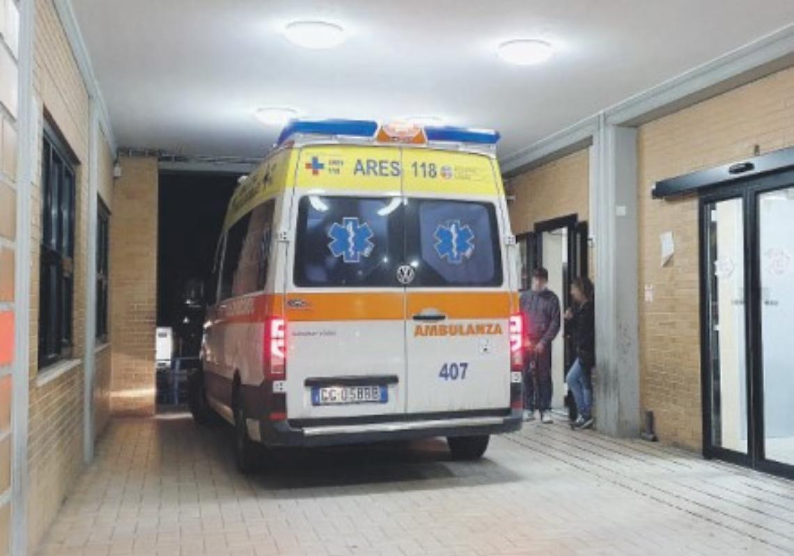 Partorisce in ambulanza, la bimba nasce morta: indagini in corso