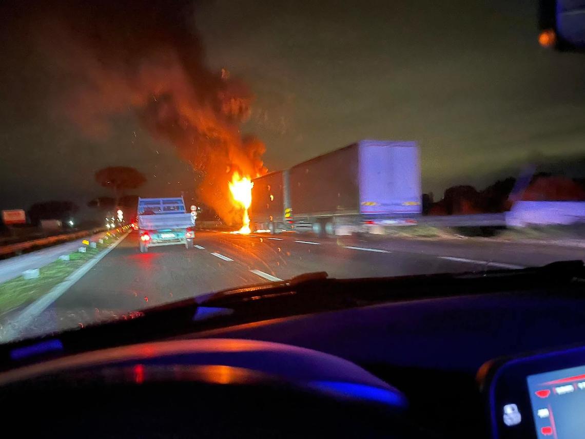 Pontina, traffico in tilt verso Roma: furgone in fiamme e nuovi incidenti