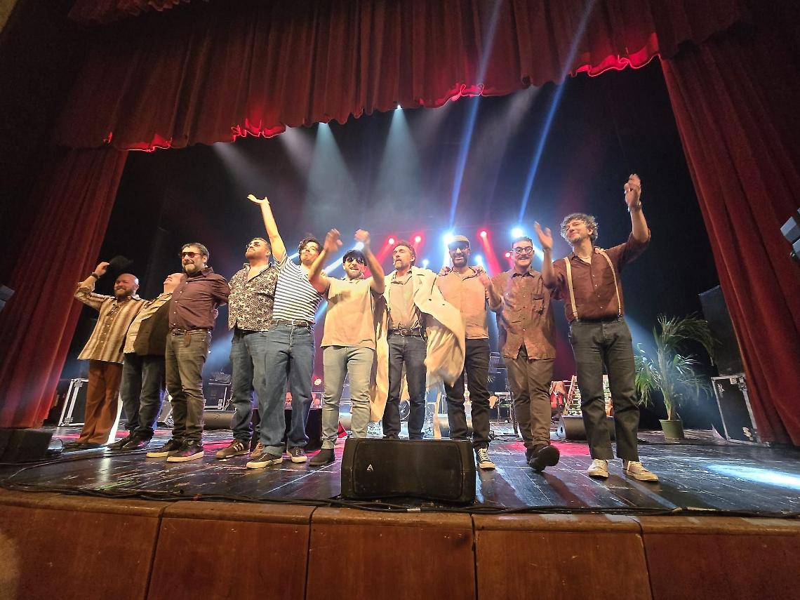 L&rsquo;Orchestraccia fa  cantare il D&rsquo;Annunzio: un teatro intero in piedi omaggia Califano