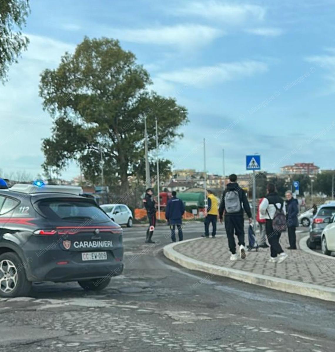 Aprilia, tranciata una condotta del gas in via Carroceto: strada chiusa e negozi evacuati