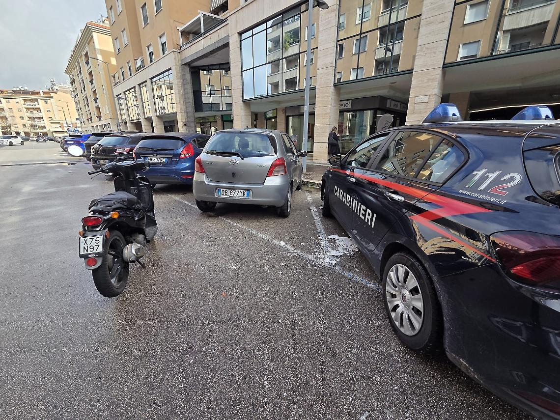 Furto e carte di credito usate: inseguimento in centro, un arresto e un denunciato