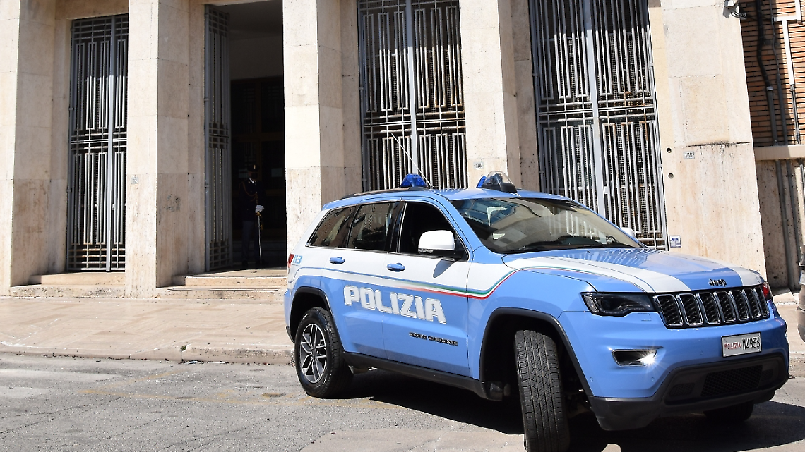 Controlli straordinari della Polizia di Stato a Latina: oltre 100 persone identificate e un irregolare accompagnato al Cpr