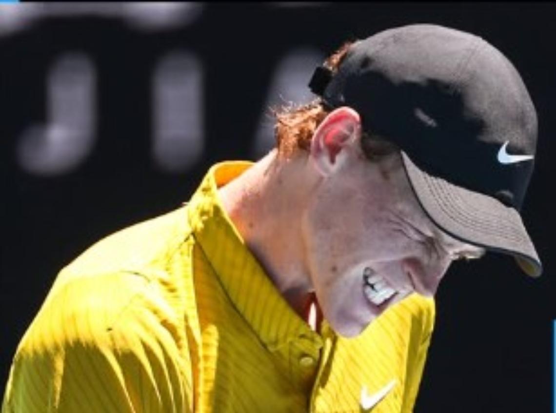 Jannik Sinner batte i crampi e Spizzirri: vittoria in 4 set e ottavi di finale