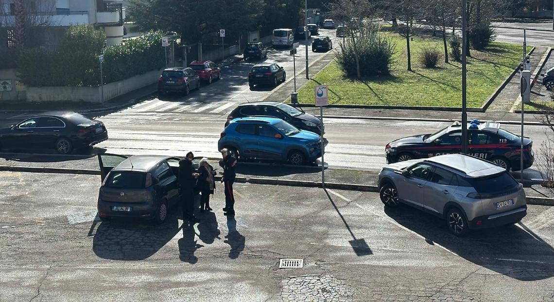 Aprilia, borseggiata nel parcheggio del supermercato