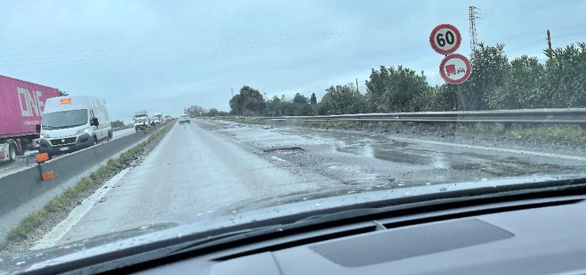 Pioggia e buche, danni alle auto sulla Pontina