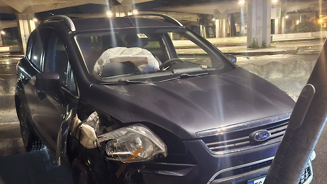 Latina, perde il controllo dell&rsquo;auto e finisce contro un palo: ferito un 85enne