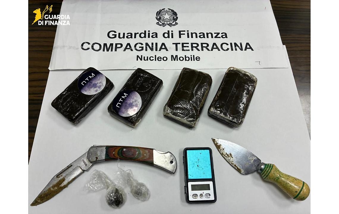 Sabaudia, mezzo chilo di hashish e due coltelli in casa: sequestro della Guardia di Finanza