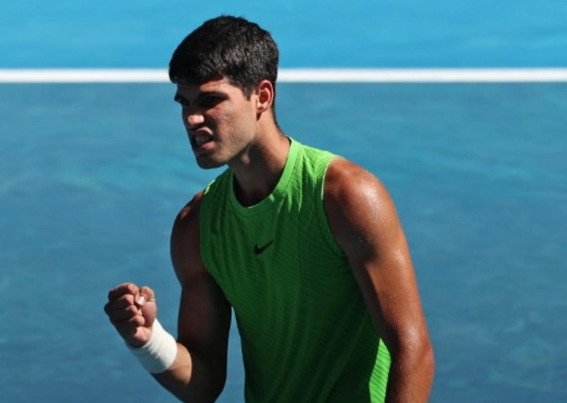 Alcaraz batte i crampi e Zverev al quinto set: prima finale nella terra dei canguri