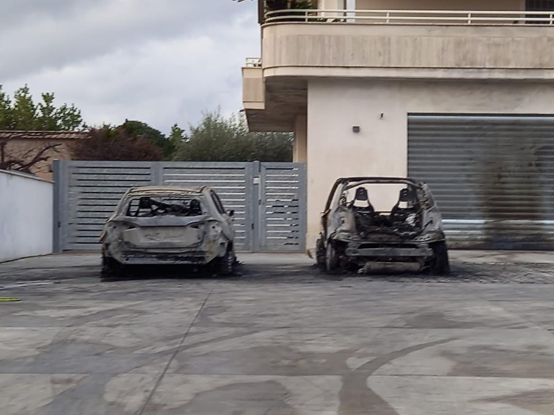 Incendio all&rsquo;autonoleggio di via Carroceto, distrutte due auto: si indaga per atto doloso