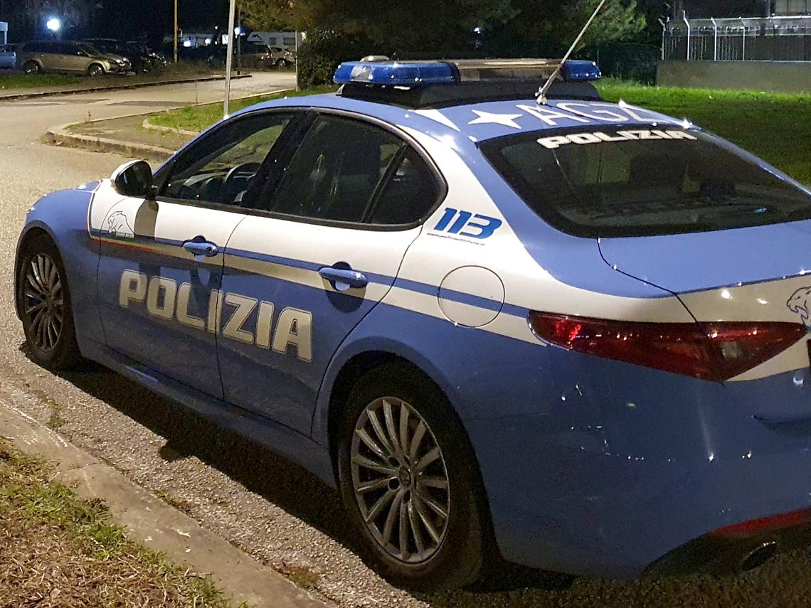 Tabaccaio ferito e rapinato sotto casa, i banditi prendono l'incasso