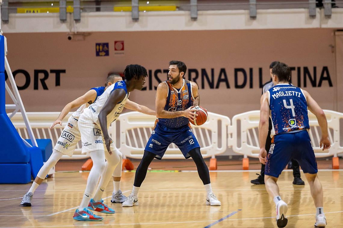 Latina soffre contro Jesi: una "bomba" di Pastore decide nel finale il match