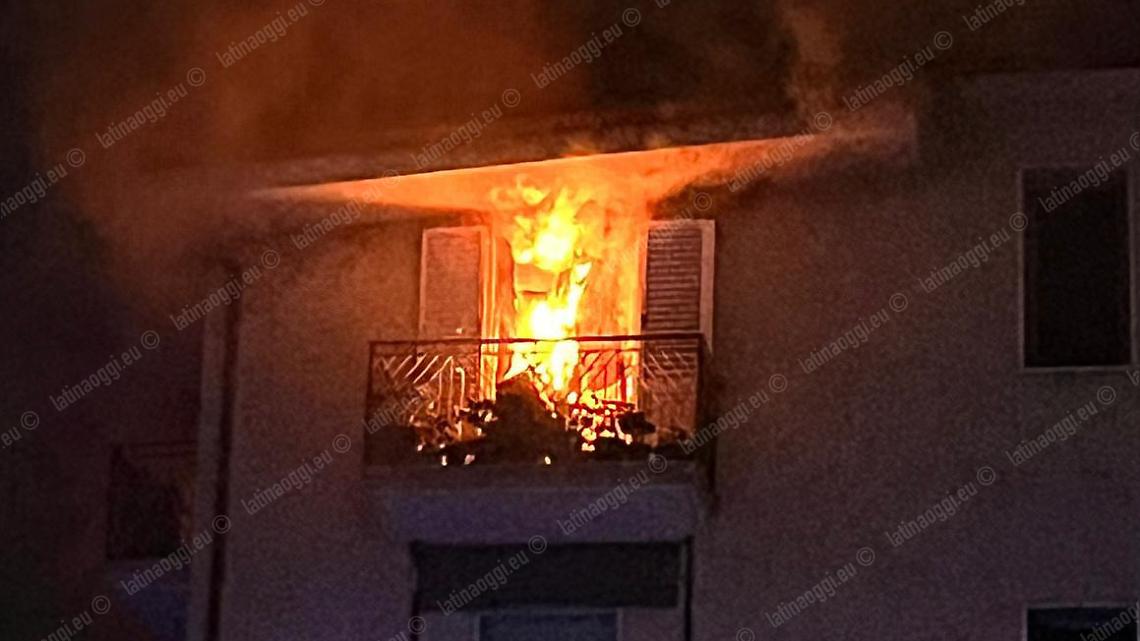 Appartamento in fiamme a Fondi, ora le verifiche sulle cause