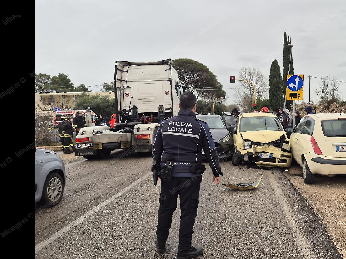 Riparte dal bordo della strada e si scontra con un'altra auto