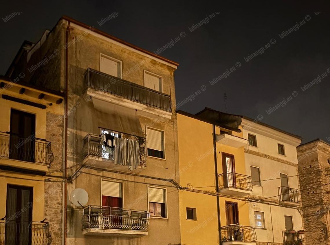 Crolla il solaio, evacuata una parte del palazzo