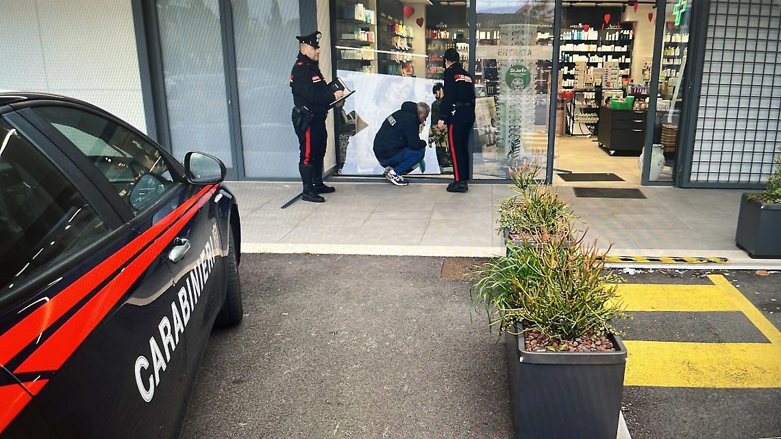 Assalto notturno a una farmacia, i ladri sfondano l&rsquo;ingresso con l'auto ariete