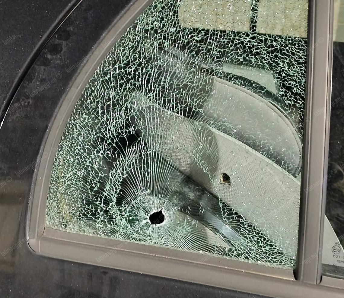 Aprilia, ancora spari in via dei Garofani: colpita una Panda