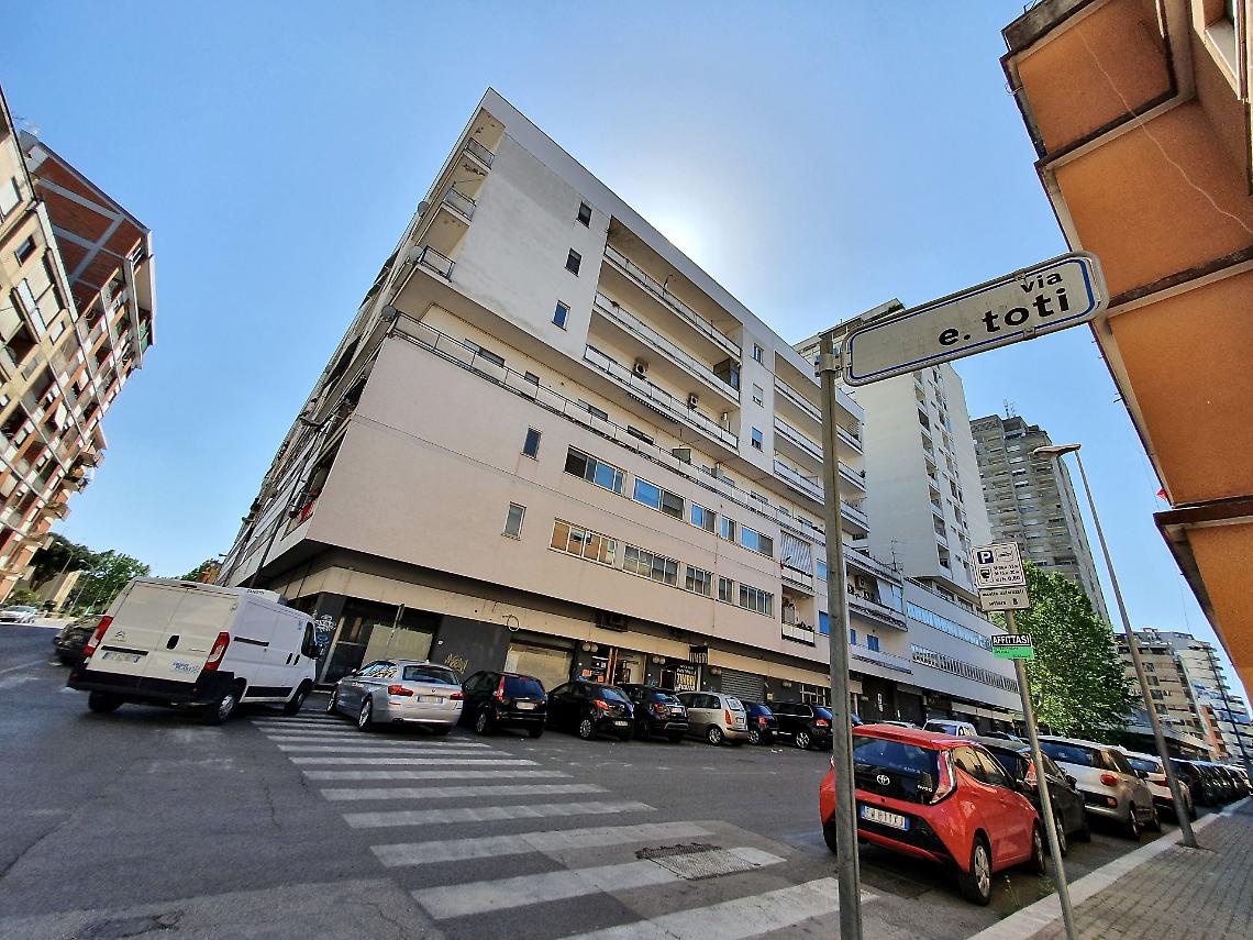 Coppia di anziani trova due stranieri a dormire nell'auto, non volevano uscire